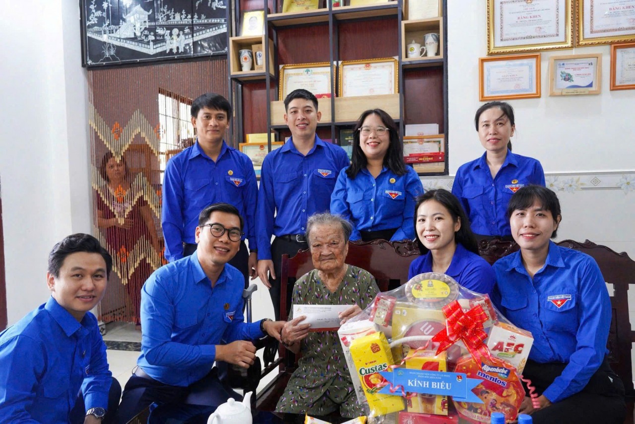 Vinachem đóng góp chăm lo người có công với cách mạng, lan tỏa truyền thống “Uống nước nhớ nguồn” Vinachem đóng góp chăm lo người có công với cách mạng, lan tỏa truyền thống “Uống nước nhớ nguồn”