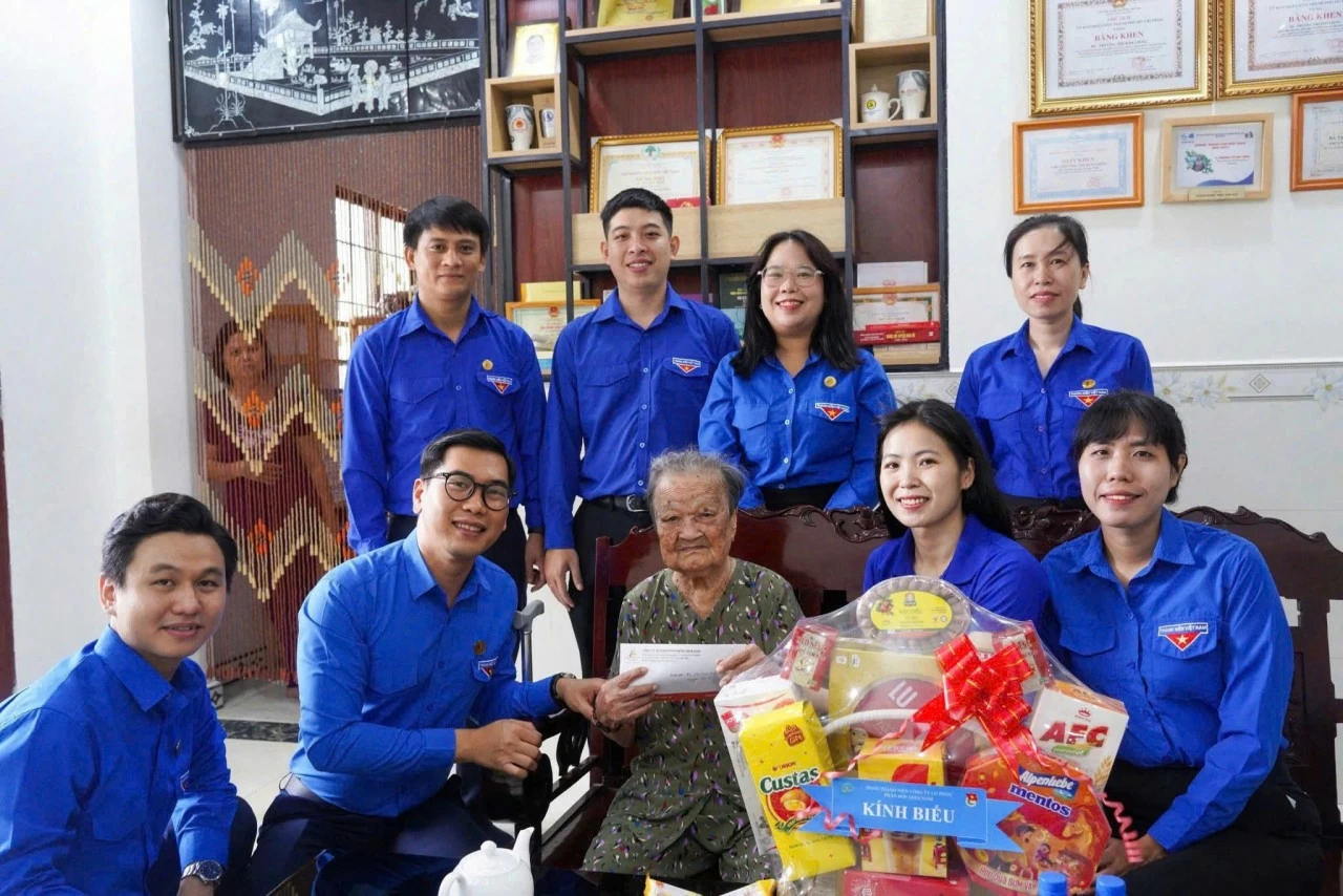 Vinachem đóng góp chăm lo người có công với cách mạng, lan tỏa truyền thống “Uống nước nhớ nguồn” Vinachem đóng góp chăm lo người có công với cách mạng, lan tỏa truyền thống “Uống nước nhớ nguồn”