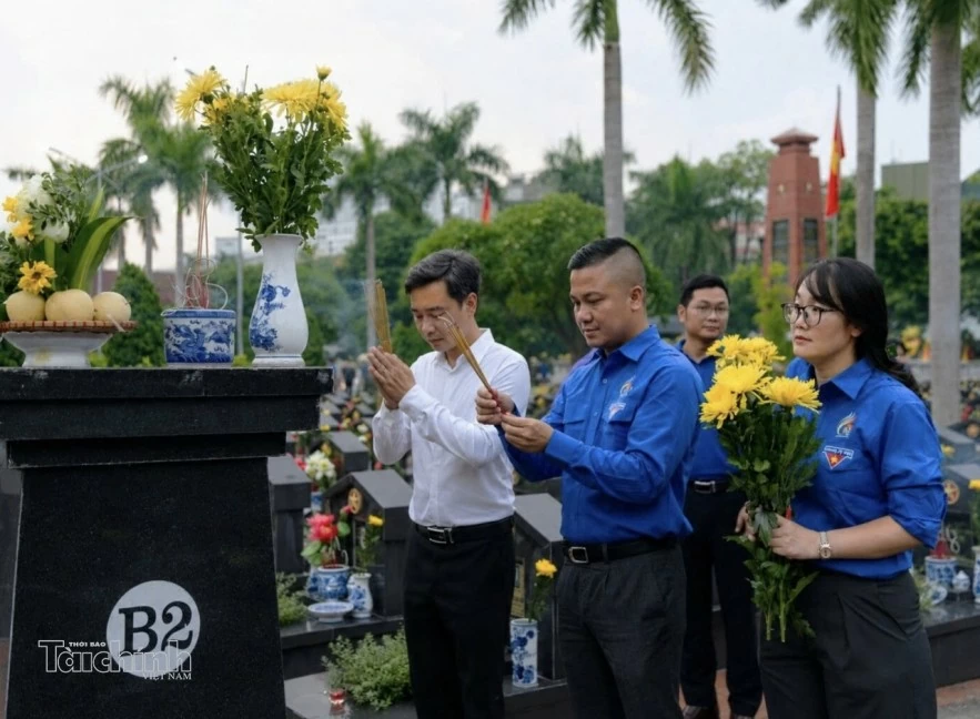 Tuổi trẻ Bộ Tài chính thắp sáng ngọn lửa tri ân các Anh hùng Liệt sĩ