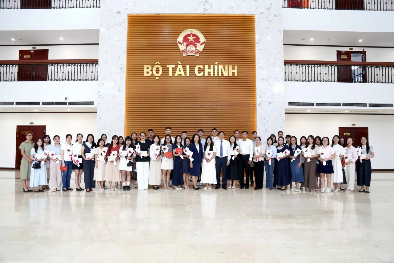 Bộ Tài chính tổ chức trao Chứng chỉ kiểm toán viên, kế toán viên kỳ thi năm 2025