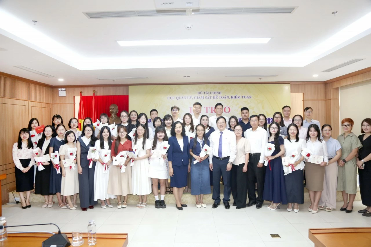 Bộ Tài chính tổ chức trao Chứng chỉ kiểm toán viên, kế toán viên kỳ thi năm 2025