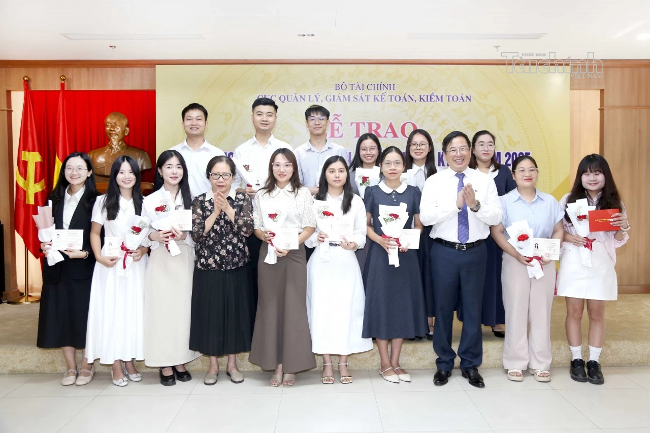 Bộ Tài chính tổ chức trao Chứng chỉ kiểm toán viên, kế toán viên kỳ thi năm 2025