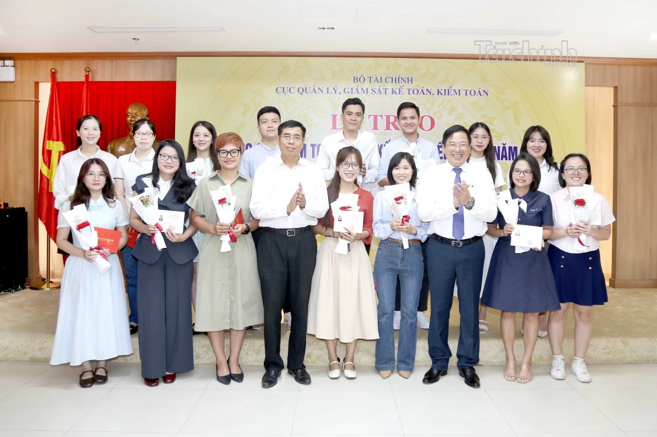 Bộ Tài chính tổ chức trao Chứng chỉ kiểm toán viên, kế toán viên kỳ thi năm 2025