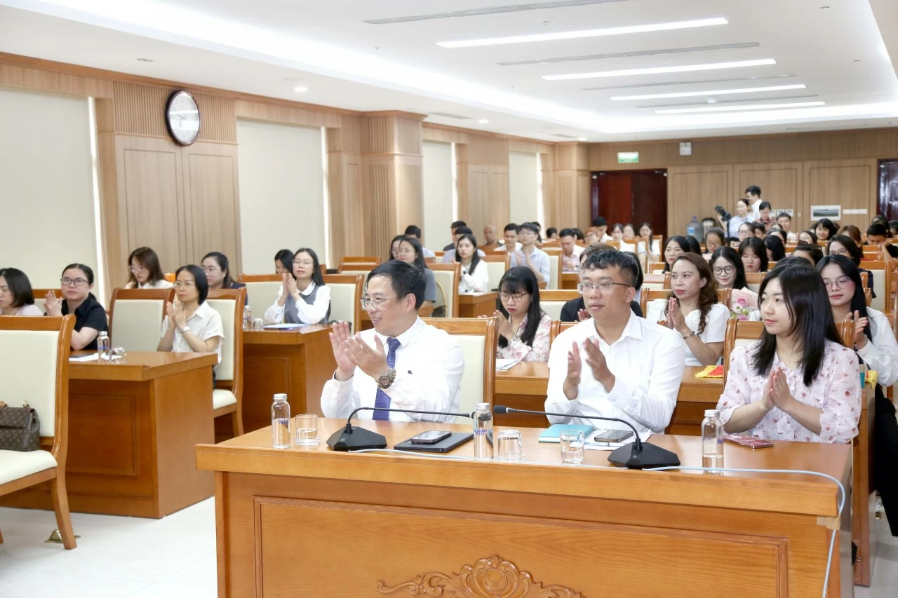 Bộ Tài chính tổ chức trao Chứng chỉ kiểm toán viên, kế toán viên kỳ thi năm 2025