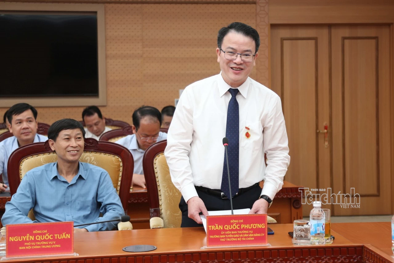 Trao huy hiệu 30 năm tuổi Đảng cho Thứ trưởng Bộ Tài chính Trần Quốc Phương