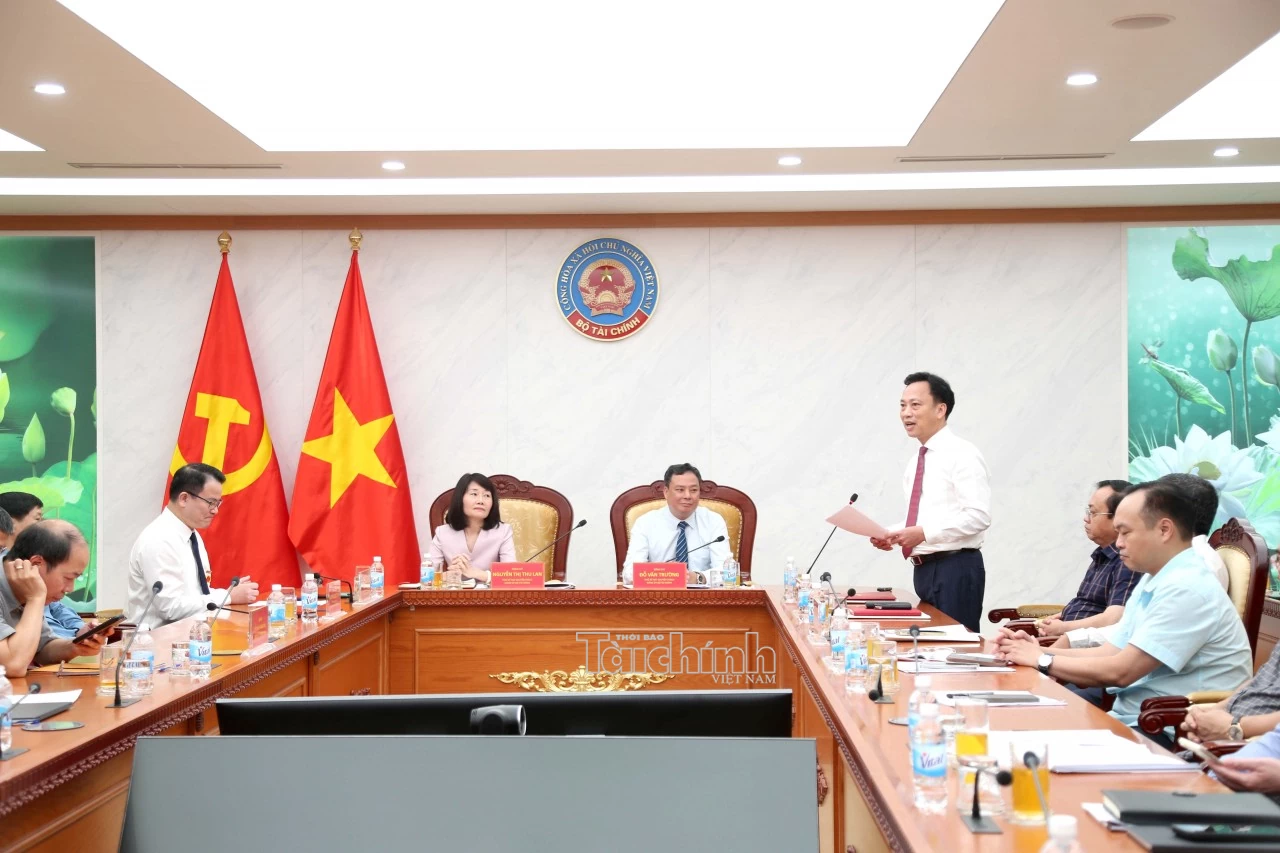 Trao huy hiệu 30 năm tuổi Đảng cho Thứ trưởng Bộ Tài chính Trần Quốc Phương