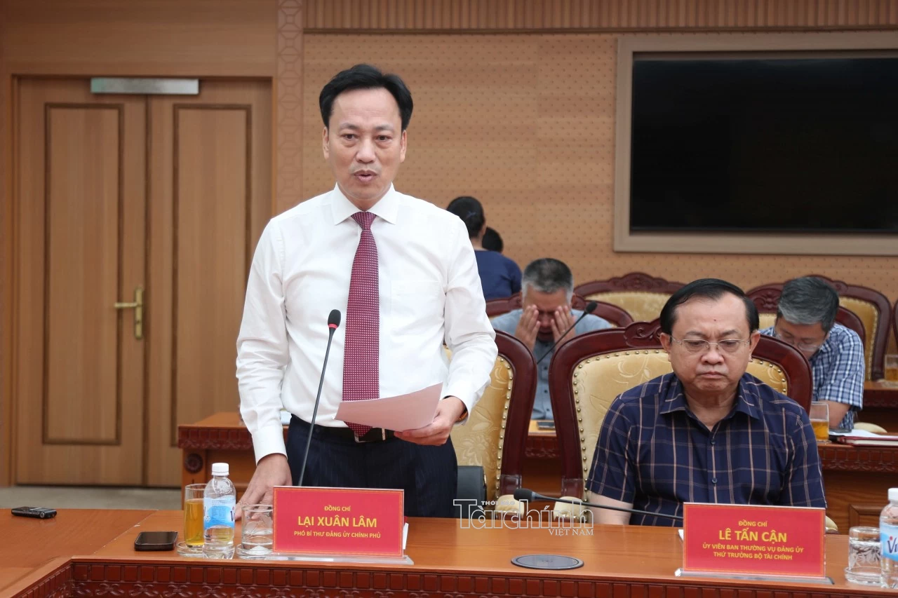 Trao huy hiệu 30 năm tuổi Đảng cho Thứ trưởng Bộ Tài chính Trần Quốc Phương
