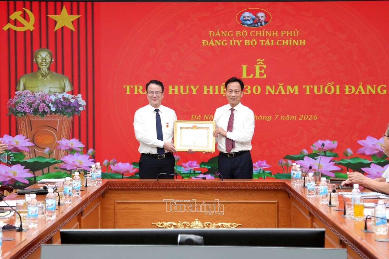 Trao huy hiệu 30 năm tuổi Đảng cho Thứ trưởng Bộ Tài chính Trần Quốc Phương