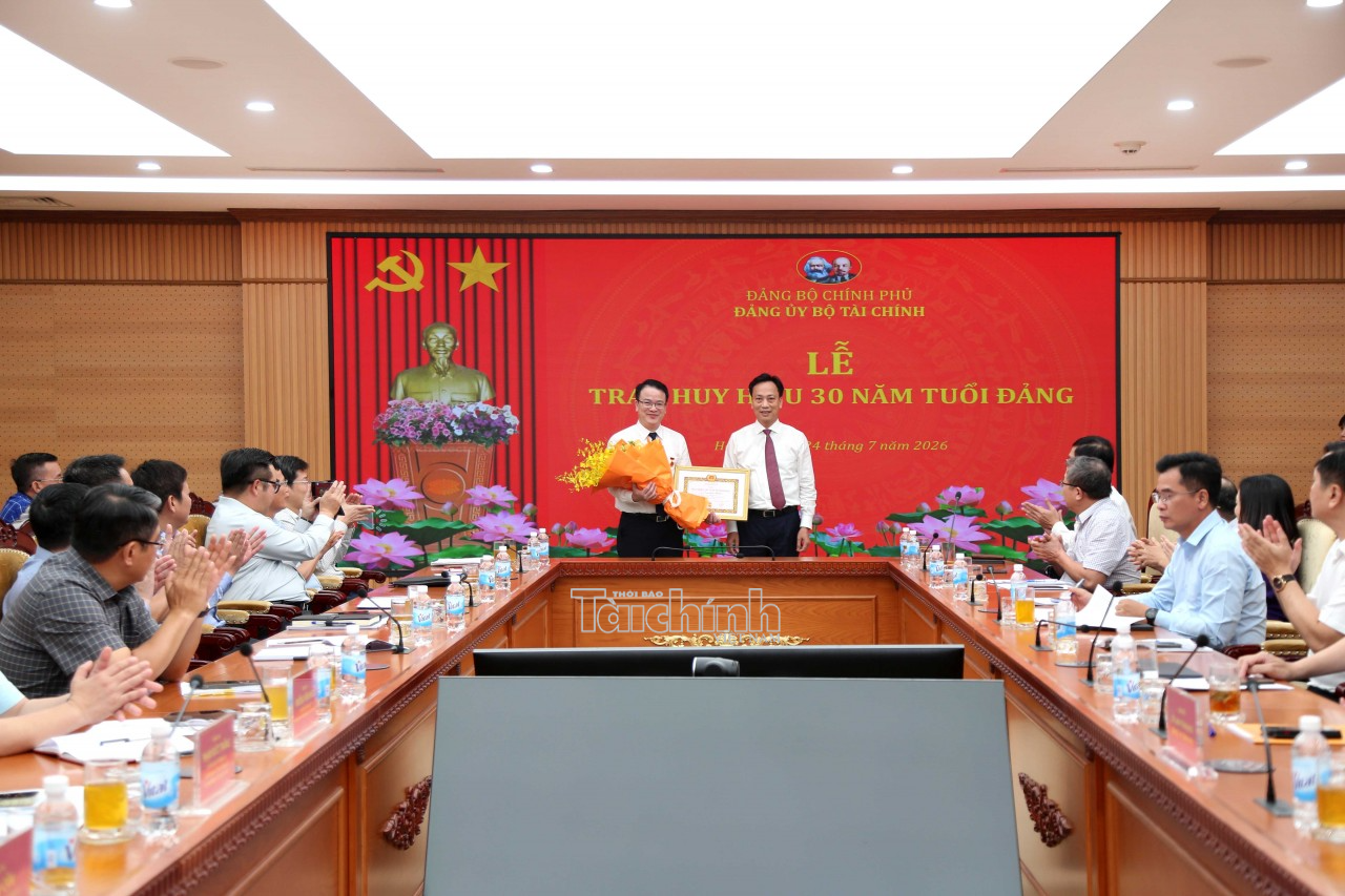 Trao huy hiệu 30 năm tuổi Đảng cho Thứ trưởng Bộ Tài chính Trần Quốc Phương Trao huy hiệu 30 năm tuổi Đảng cho Thứ trưởng Bộ Tài chính Trần Quốc Phương