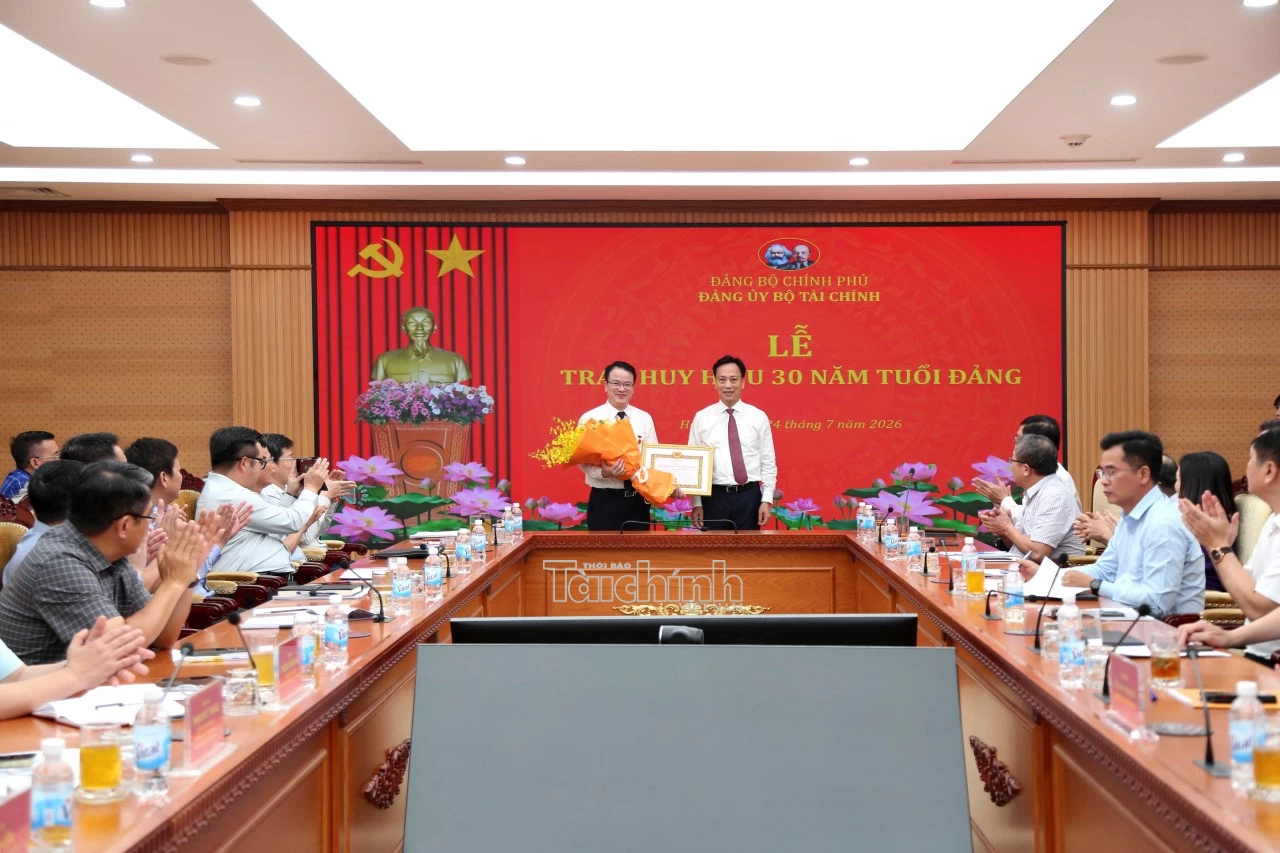 Trao huy hiệu 30 năm tuổi Đảng cho Thứ trưởng Bộ Tài chính Trần Quốc Phương