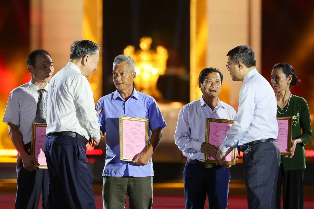TRỰC TIẾP: Cầu truyền hình ‘Đi tìm đồng đội - Sao sáng dẫn đường’ TRỰC TIẾP: Cầu truyền hình ‘Đi tìm đồng đội - Sao sáng dẫn đường’