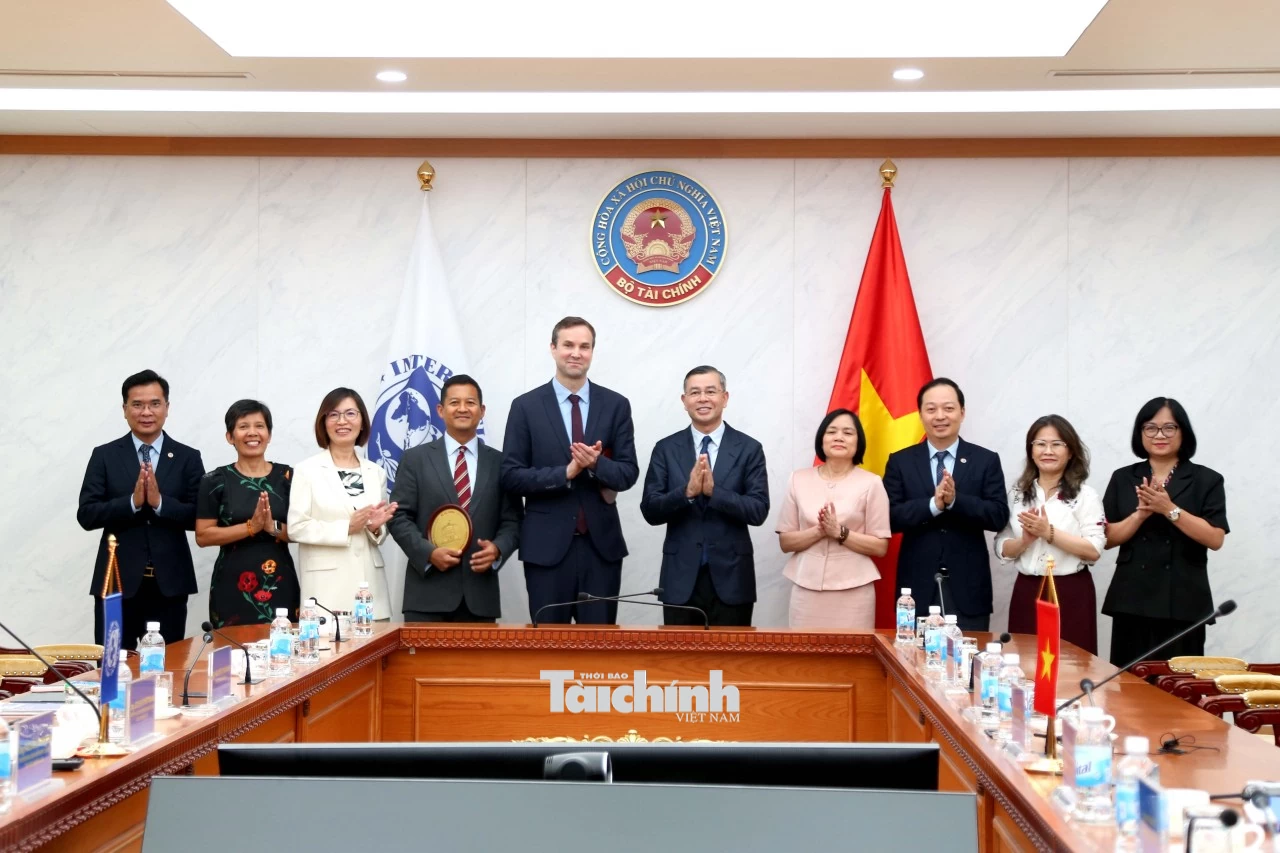 Bộ trưởng Ngô Văn Tuấn tiếp Trưởng Đại diện đương nhiệm và kế nhiệm của IMF: Cam kết hợp tác, kiên định mục tiêu tăng trưởng bền vững Bộ trưởng Ngô Văn Tuấn tiếp Trưởng Đại diện đương nhiệm và kế nhiệm của IMF: Cam kết hợp tác, kiên định mục tiêu tăng trưởng bền vững