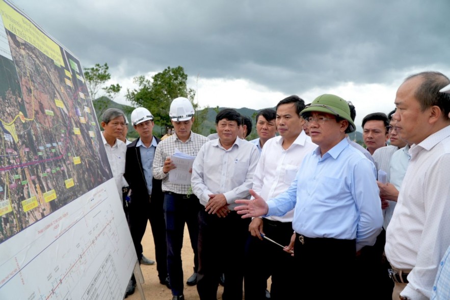 Lãnh đạo UBND tỉnh Gia Lai thường xuyên trực tiếp xuống kiểm tra hiện trường dự án để tháo gỡ các vướng mắc. Ảnh: Kim Loan. Lãnh đạo UBND tỉnh Gia Lai thường xuyên trực tiếp xuống kiểm tra hiện trường dự án để tháo gỡ các vướng mắc. Ảnh: Kim Loan.