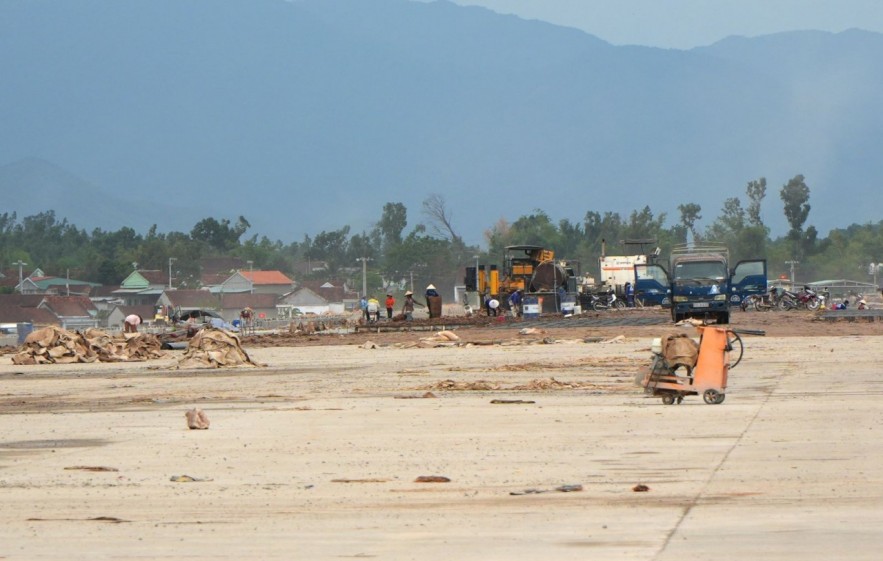 Nhà thầu tập trung huy động nhân lực, thiết bị để hoàn thành đúng tiến độ đường cất hạ cánh số 2. Ảnh: Kim Loan. Nhà thầu tập trung huy động nhân lực, thiết bị để hoàn thành đúng tiến độ đường cất hạ cánh số 2. Ảnh: Kim Loan.