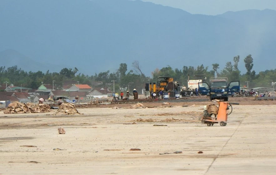 Nhà thầu tập trung huy động nhân lực, thiết bị để hoàn thành đúng tiến độ đường cất hạ cánh số 2. Ảnh: Kim Loan.