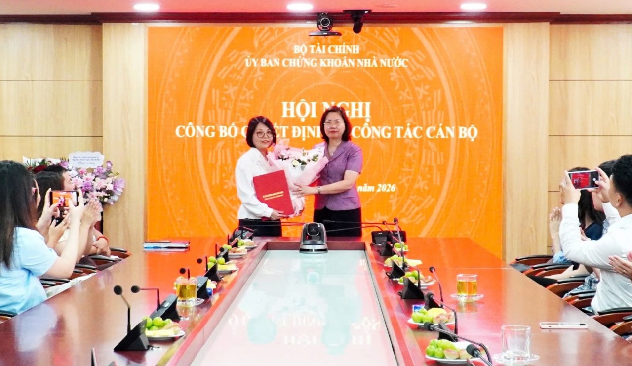 Ủy ban Chứng khoán Nhà nước công bố và trao quyết định bổ nhiệm Trưởng ban Quản lý kinh doanh chứng khoán