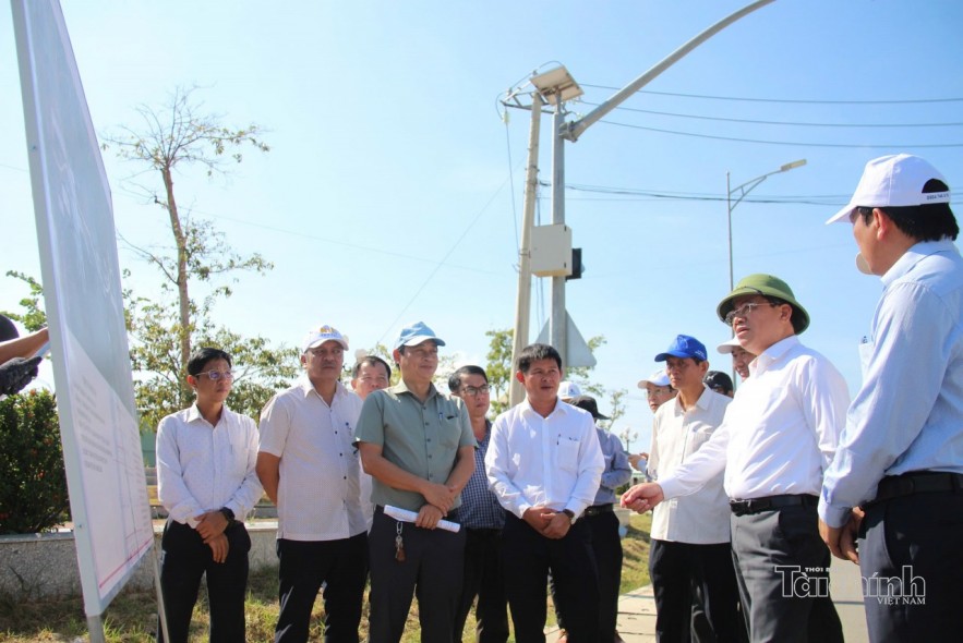 Lãnh đạo UBND tỉnh Gia Lai kiểm tra tiến độ Tuyến đường nối từ Quốc lộ 1 đến đường ven biển (ĐT.639) kết nối với Cảng Đề Gi (xã Đề Gi). 