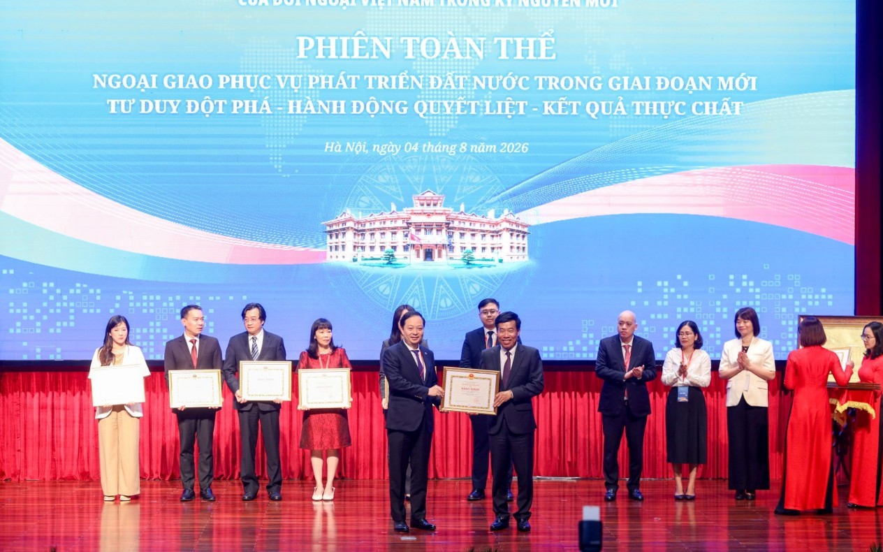 Cục Quản lý nợ và Kinh tế đối ngoại (Bộ Tài chính) nhận Bằng khen của Bộ Ngoại giao