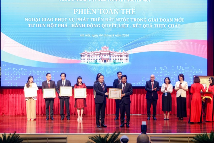 Cục Quản lý nợ và Kinh tế đối ngoại (Bộ Tài chính) nhận Bằng khen của Bộ Ngoại giao Cục Quản lý nợ và Kinh tế đối ngoại (Bộ Tài chính) nhận Bằng khen của Bộ Ngoại giao