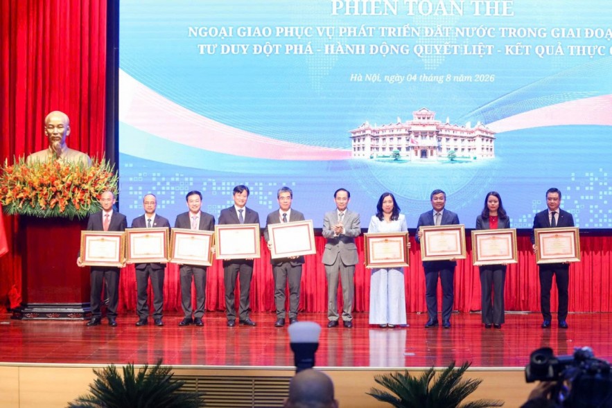 Cục Quản lý nợ và Kinh tế đối ngoại (Bộ Tài chính) nhận Bằng khen của Bộ Ngoại giao Cục Quản lý nợ và Kinh tế đối ngoại (Bộ Tài chính) nhận Bằng khen của Bộ Ngoại giao