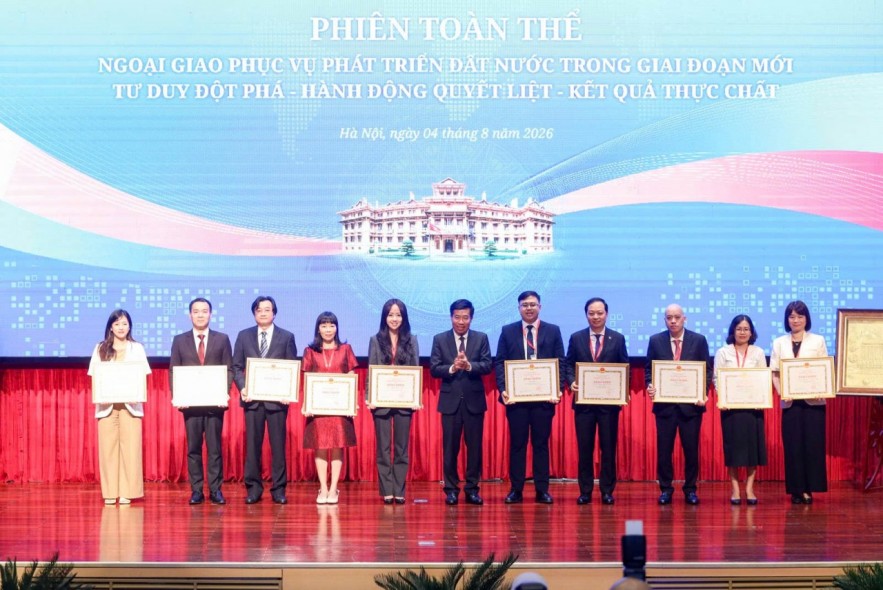 Cục Quản lý nợ và Kinh tế đối ngoại (Bộ Tài chính) nhận Bằng khen của Bộ Ngoại giao Cục Quản lý nợ và Kinh tế đối ngoại (Bộ Tài chính) nhận Bằng khen của Bộ Ngoại giao
