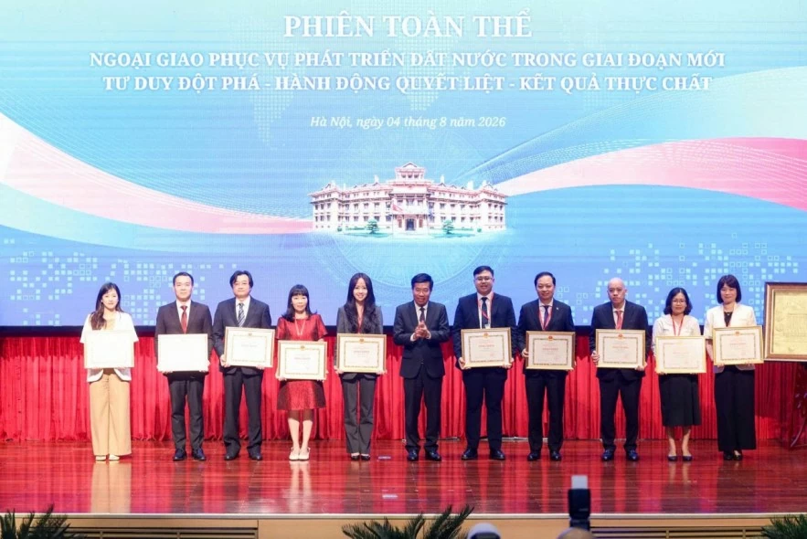 Cục Quản lý nợ và Kinh tế đối ngoại (Bộ Tài chính) nhận Bằng khen của Bộ Ngoại giao Cục Quản lý nợ và Kinh tế đối ngoại (Bộ Tài chính) nhận Bằng khen của Bộ Ngoại giao