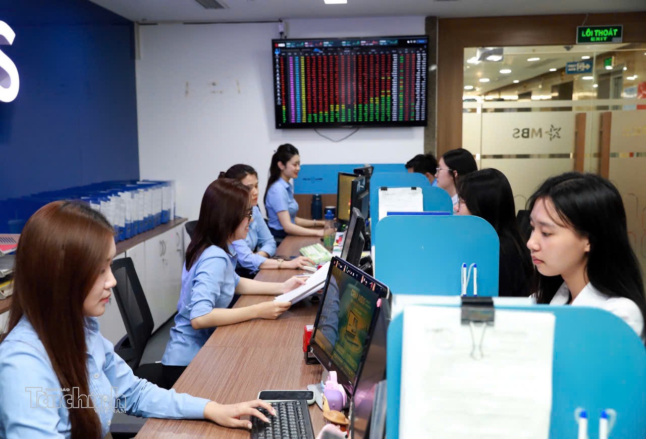 Chứng khoán ngày 5/8: VN-Index giảm nhẹ, khối ngoại nối dài chuỗi mua ròng
