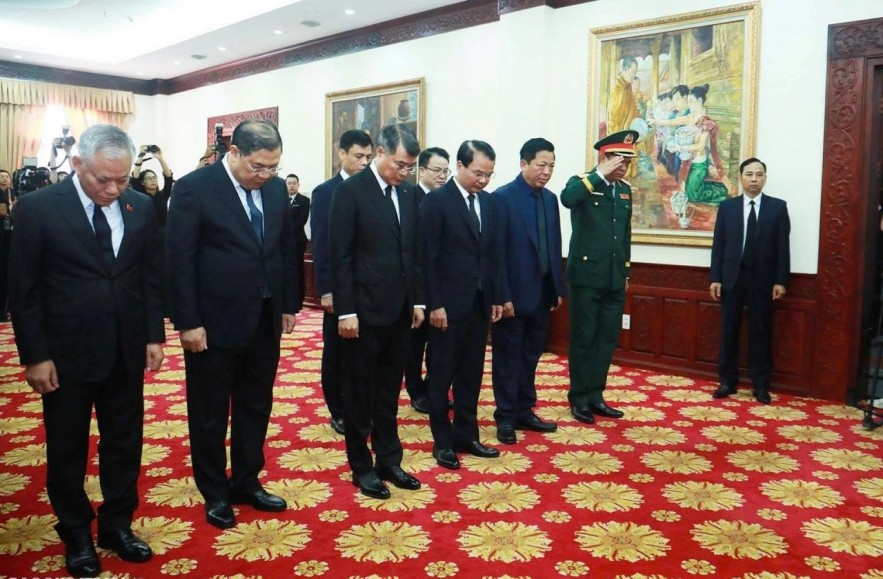 Lãnh đạo Đảng, Nhà nước viếng đồng chí Saysomphone Phomvihane, Ủy viên Bộ Chính trị, Chủ tịch Quốc hội Lào Lãnh đạo Đảng, Nhà nước viếng đồng chí Saysomphone Phomvihane