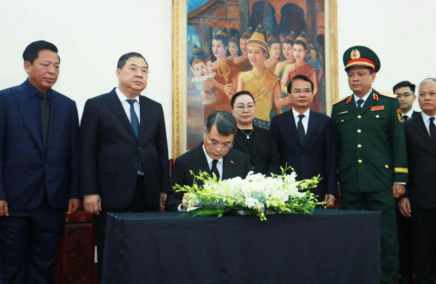 Lãnh đạo Đảng, Nhà nước viếng đồng chí Saysomphone Phomvihane, Ủy viên Bộ Chính trị, Chủ tịch Quốc hội Lào Lãnh đạo Đảng, Nhà nước viếng đồng chí Saysomphone Phomvihane