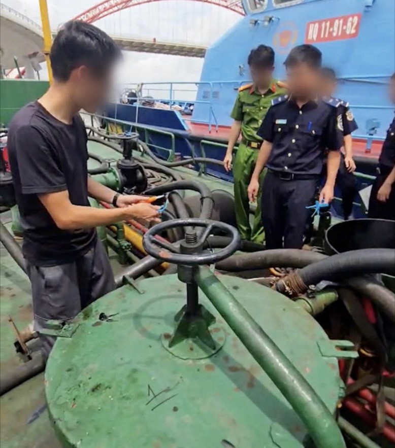 Hải quan bắt giữ lô dầu FO và sơn không rõ nguồn gốc trên vùng biển Hải Phòng Hải quan bắt giữ lô dầu FO và sơn không rõ nguồn gốc trên vùng biển Hải Phòng