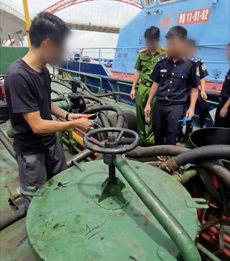 Hải quan bắt giữ lô dầu FO và sơn không rõ nguồn gốc trên vùng biển Hải Phòng