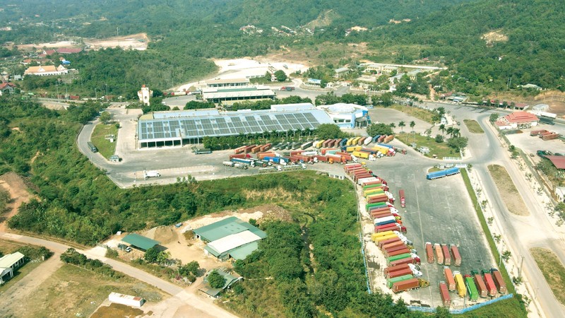 Hàng hóa chờ thông quan tại cửa khẩu Lao Bảo, Quảng Trị. Ảnh Hàng hóa chờ thông quan tại cửa khẩu Lao Bảo, Quảng Trị. Ảnh