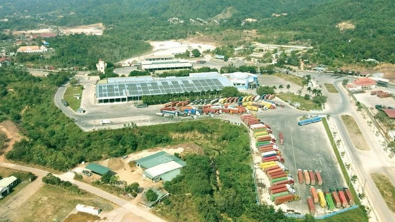 Hàng hóa chờ thông quan tại cửa khẩu Lao Bảo, Quảng Trị. Ảnh 