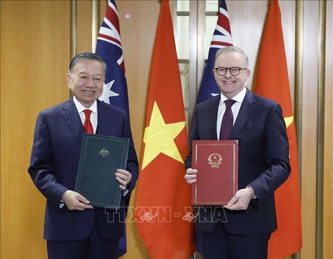 Tổng Bí thư, Chủ tịch nước Tô Lâm chứng kiến trao các văn kiện hợp tác giữa Việt Nam và Australia Tổng Bí thư, Chủ tịch nước Tô Lâm chứng kiến trao các văn kiện hợp tác giữa Việt Nam và Australia