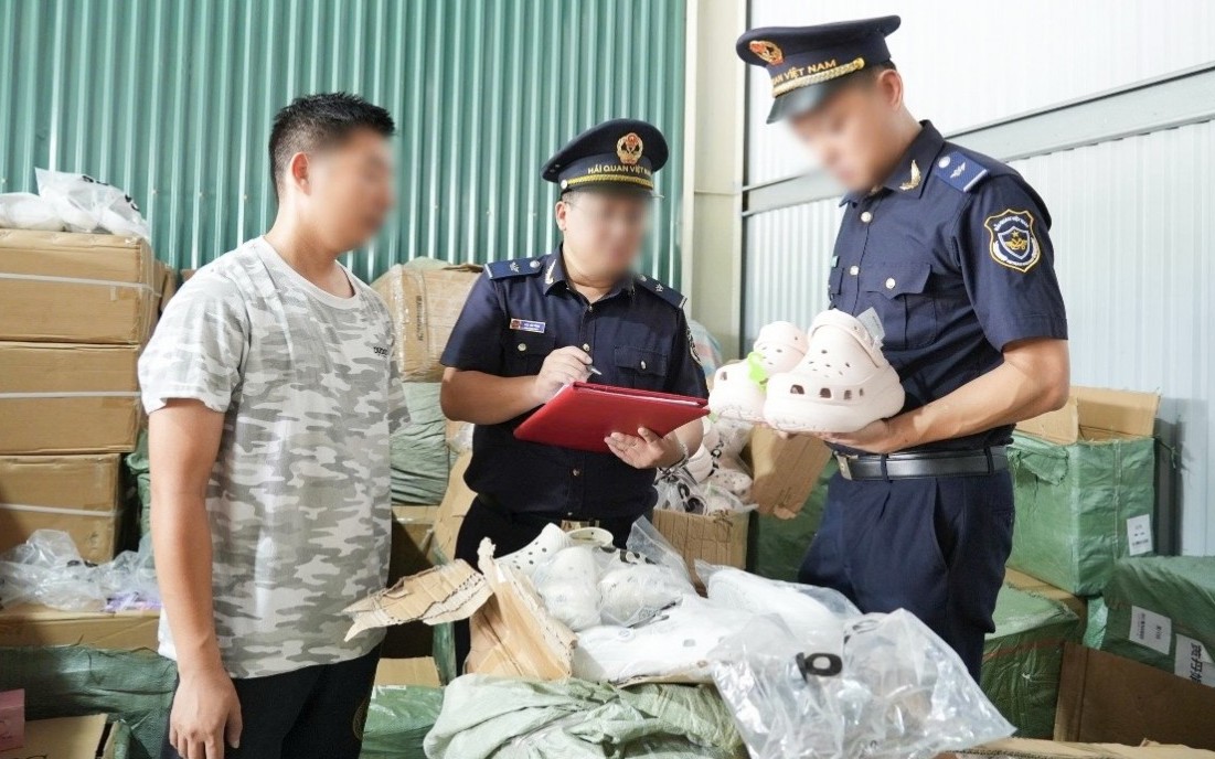 Hải quan phát hiện hơn 800.000 sản phẩm nghi xâm phạm sở hữu trí tuệ trong hàng quá cảnh