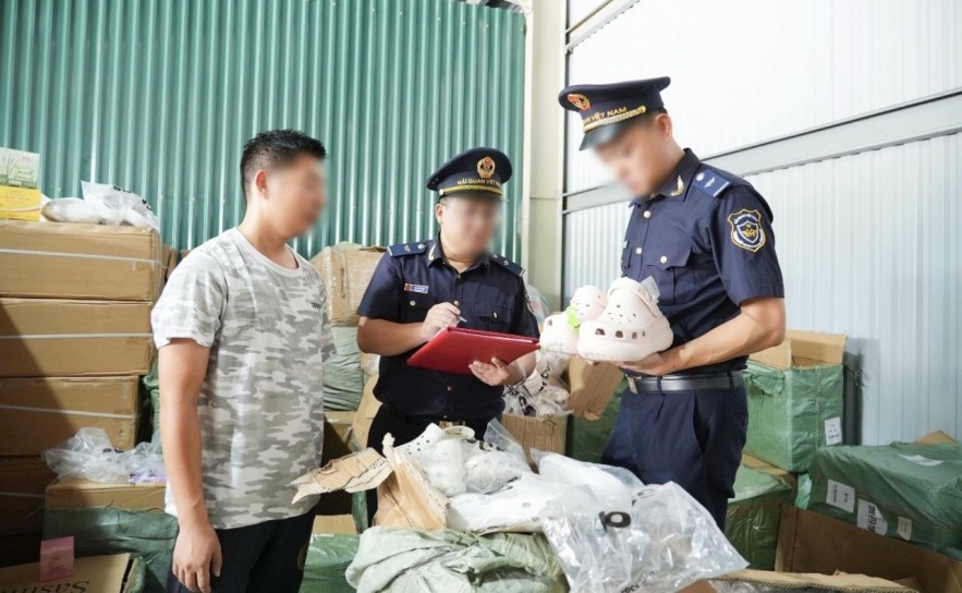 Hải quan phát hiện hơn 800.000 sản phẩm nghi xâm phạm sở hữu trí tuệ trong hàng quá cảnh Hải quan phát hiện hơn 800.000 sản phẩm nghi xâm phạm sở hữu trí tuệ trong hàng quá cảnh