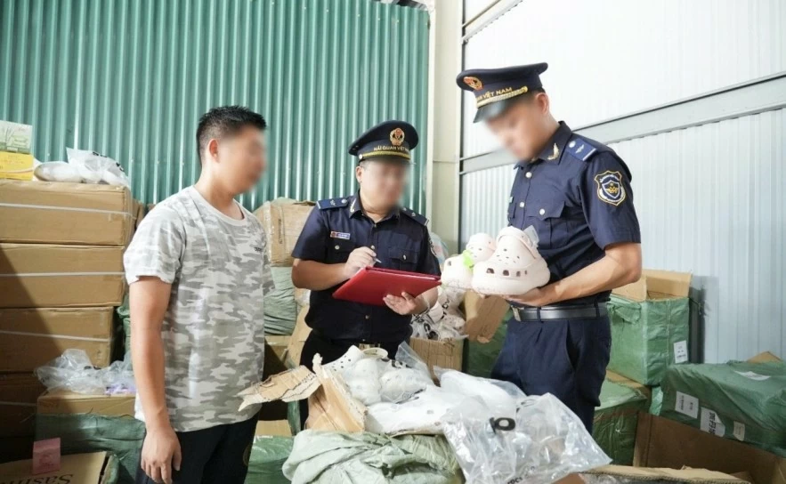 Hải quan phát hiện hơn 800.000 sản phẩm nghi xâm phạm sở hữu trí tuệ trong hàng quá cảnh Hải quan phát hiện hơn 800.000 sản phẩm nghi xâm phạm sở hữu trí tuệ trong hàng quá cảnh