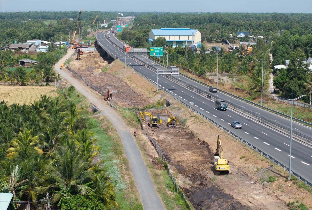 Thi công mở rộng cao tốc TP.HCM - Trung Lương - Mỹ Thuận lên 6 - 8 làn xe. Thi công mở rộng cao tốc TP.HCM - Trung Lương - Mỹ Thuận lên 6 - 8 làn xe.