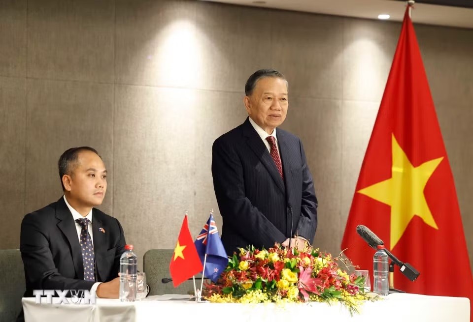 Tổng Bí thư, Chủ tịch nước Tô Lâm gặp gỡ cán bộ, nhân viên Đại sứ quán Việt Nam tại New Zealand Tổng Bí thư, Chủ tịch nước Tô Lâm gặp gỡ cán bộ, nhân viên Đại sứ quán Việt Nam tại New Zealand