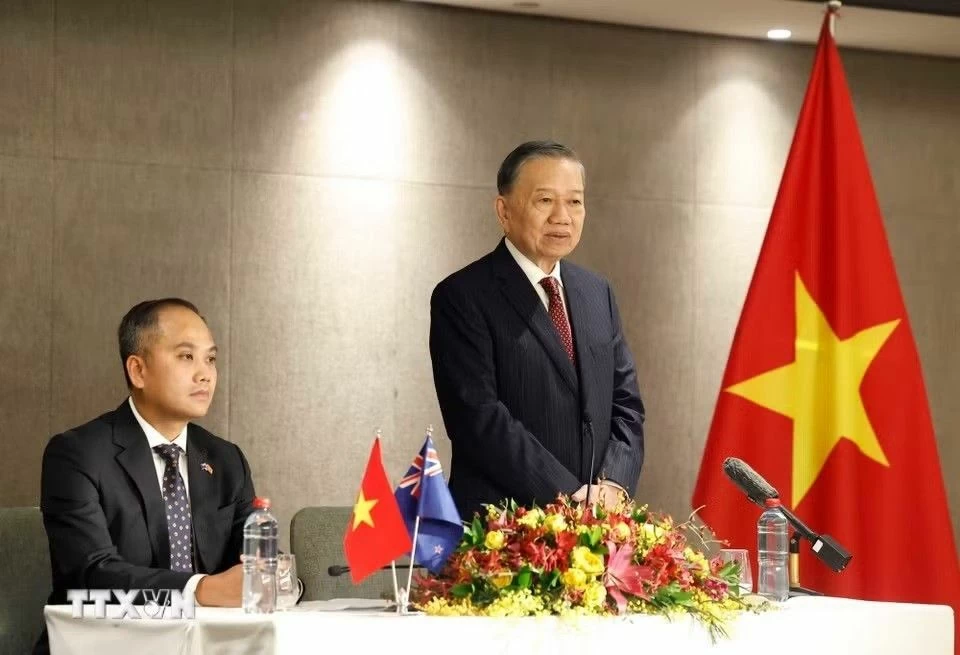 Tổng Bí thư, Chủ tịch nước Tô Lâm gặp gỡ cán bộ, nhân viên Đại sứ quán Việt Nam tại New Zealand