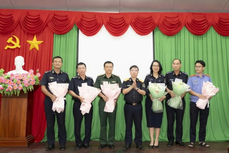 Thưởng nóng lực lượng triệt phá vụ buôn lậu ngà voi quy mô lớn tại cảng Quy Nhơn Thưởng nóng lực lượng phá chuyên án gần 13 tấn ngà voi, xương động vật quý hiếm tại cảng Quy Nhơn