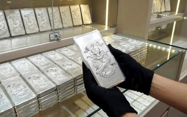 Ngày 13/8: Giá bạc trong nước giảm nhẹ, giá bạc thế giới "giằng co" quanh 65 USD/ounce