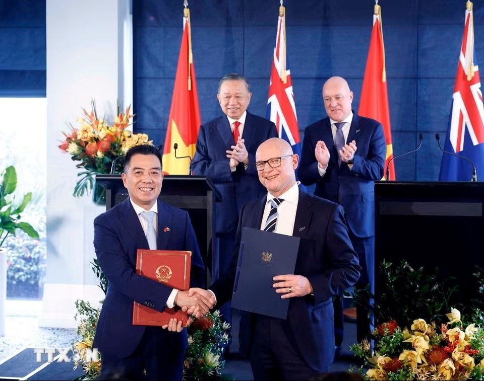 Tổng Bí thư, Chủ tịch nước Tô Lâm và Thủ tướng New Zealand gặp gỡ báo chí và chứng kiến trao các văn kiện hợp tác