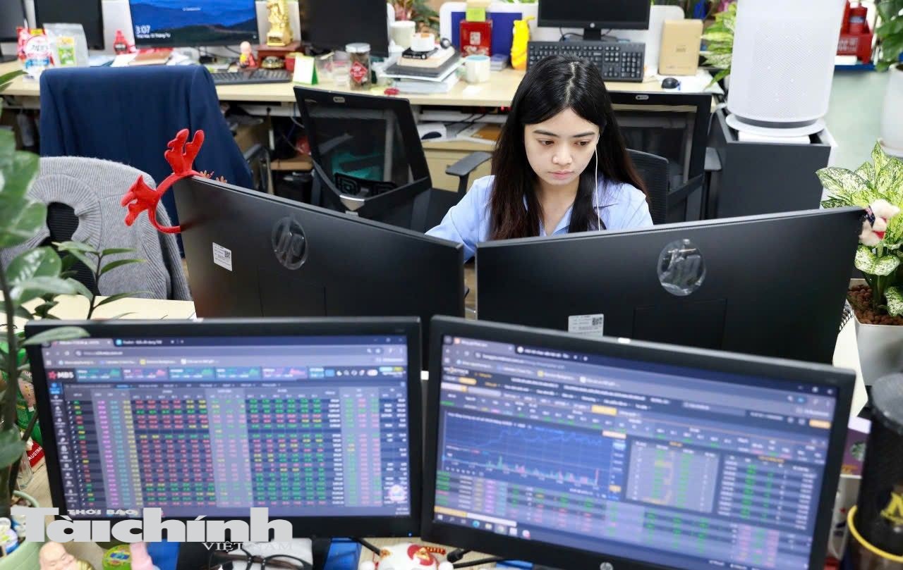 Chứng khoán ngày 13/8: Áp lực bán tăng mạnh, VN-Index lùi về 1.765 điểm