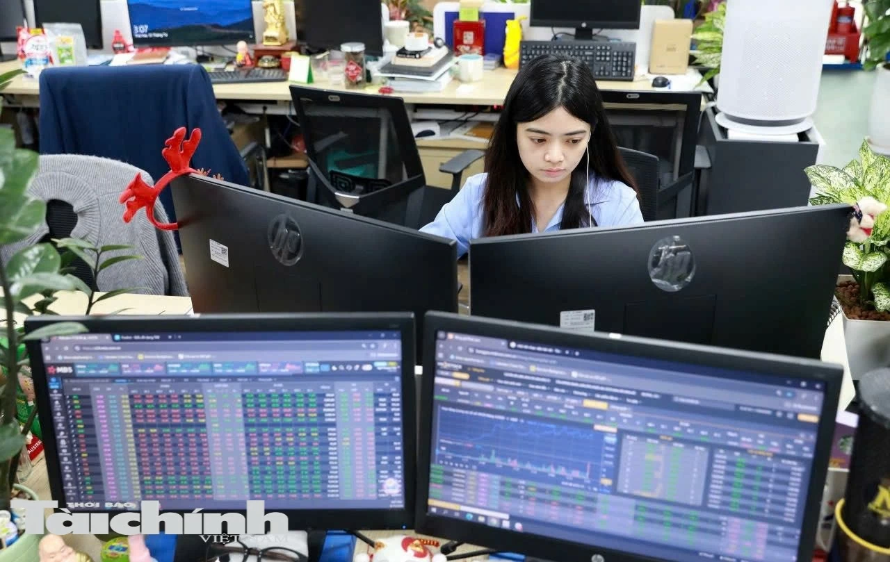Chứng khoán ngày 13/8: Áp lực bán tăng mạnh, VN-Index lùi về 1.765 điểm Chứng khoán ngày 13/8: Áp lực bán tăng mạnh, VN-Index lùi về 1.765 điểm