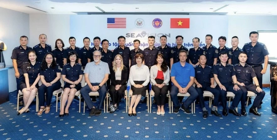 Hải quan tăng cường năng lực giám sát trên biển bằng công nghệ hiện đại Hải quan tăng cường năng lực giám sát trên biển bằng công nghệ hiện đại