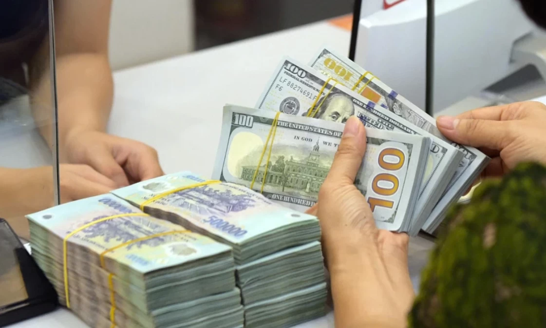 Thị trường tiền tệ tuần 10-14/8: USD tự do giảm hơn 2.000 đồng, kênh hoán đổi USD - VND từng trên 143.000 tỷ đồng giải khát thanh khoản