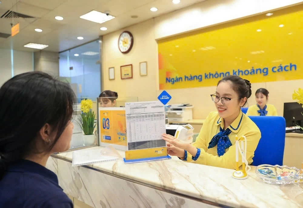 Lãi suất cho vay hạ nhiệt nhanh hơn huy động, áp lực cuối năm còn lớn