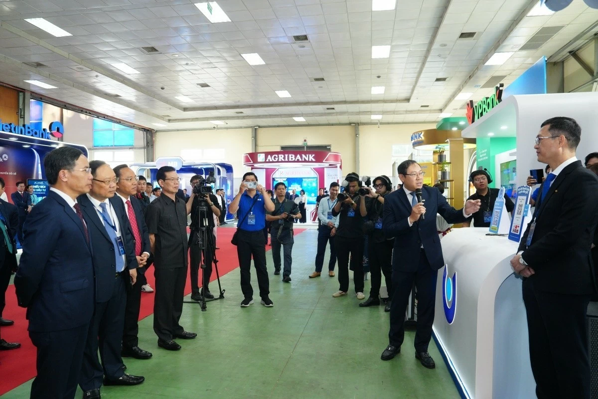 Chuyển đổi số càng sâu, Thống đốc yêu cầu ngành ngân hàng kiểm soát rủi ro, lấy hiệu quả làm thước đo