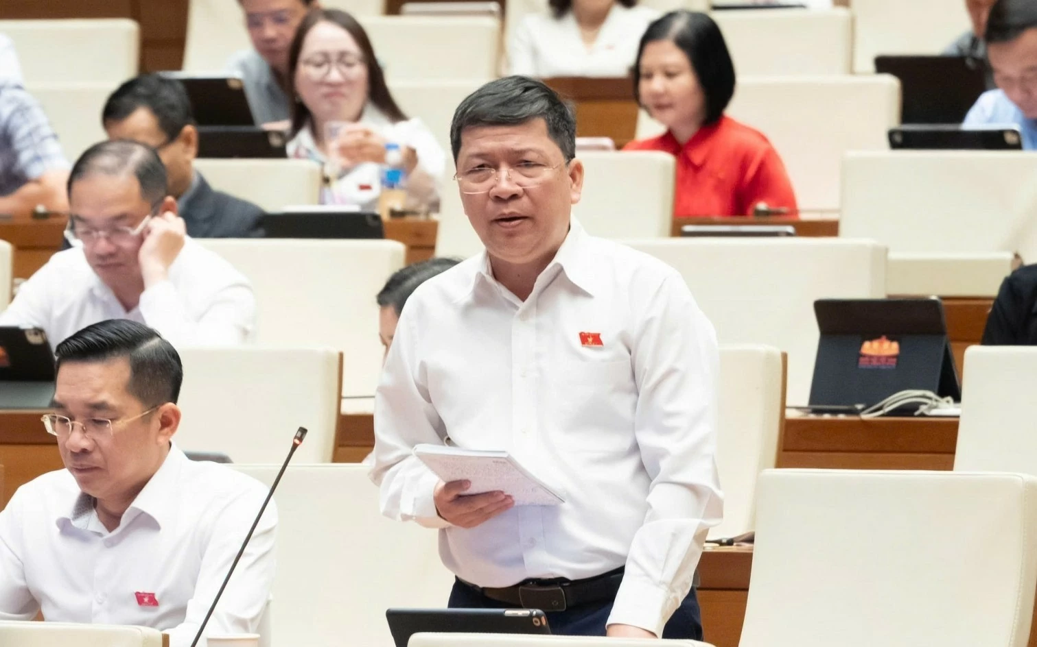 ung xu xung dang voi su hy sinh cua nguoi dan khi phai di doi